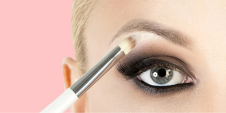 How to Apply an Eyeshadow on the Go to Enhance Your Travel Glam